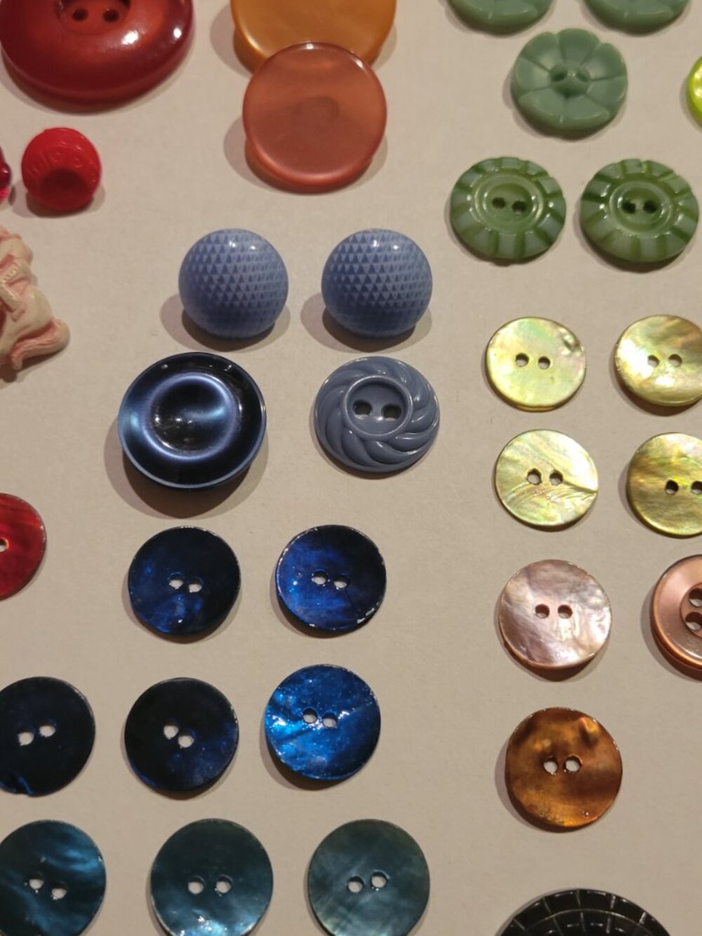 Lot of Assorted Vintage Buttons - Picture 6 of 9
